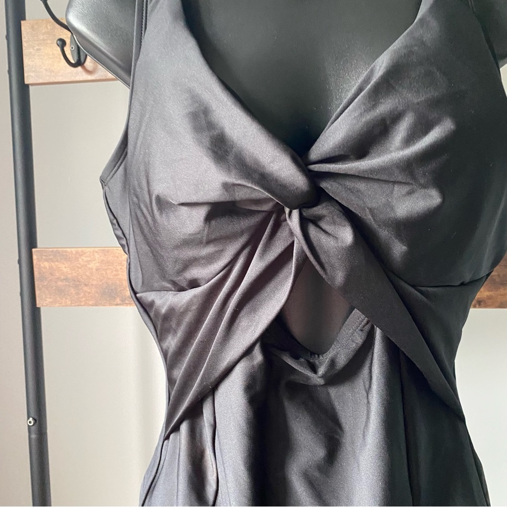DKNY women’s Peekaboo Twist-Detail Low-Back One-Piece Swimsuit in black size 14 - Picture 3 of 7